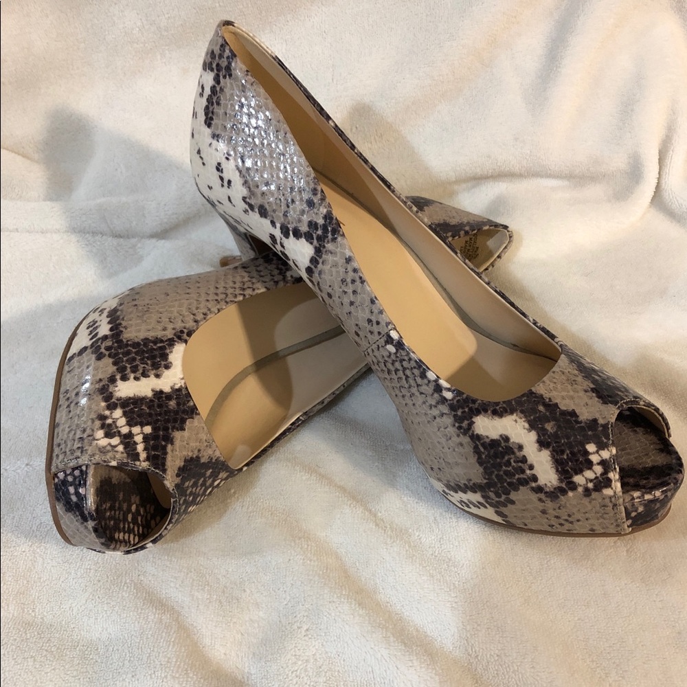 SOLD!! Nine West Snake Print Peep Toe Pumps - Picture 2 of 8